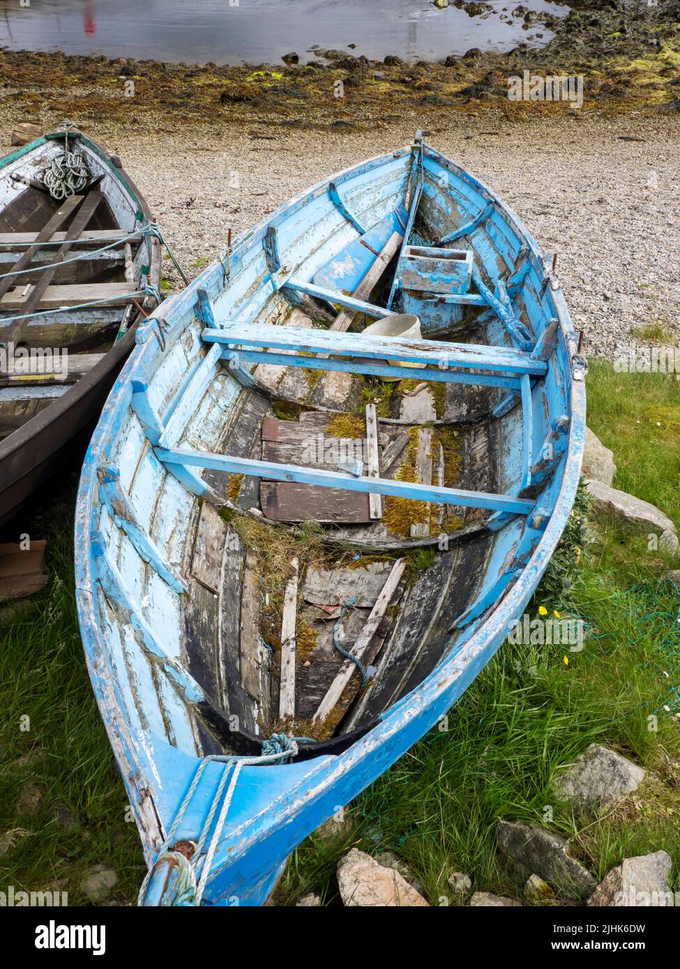 Viejos barcos de remo abandonados en Gutcher en Yell, Shetland, Escocia, Reino Unido. Foto de stock