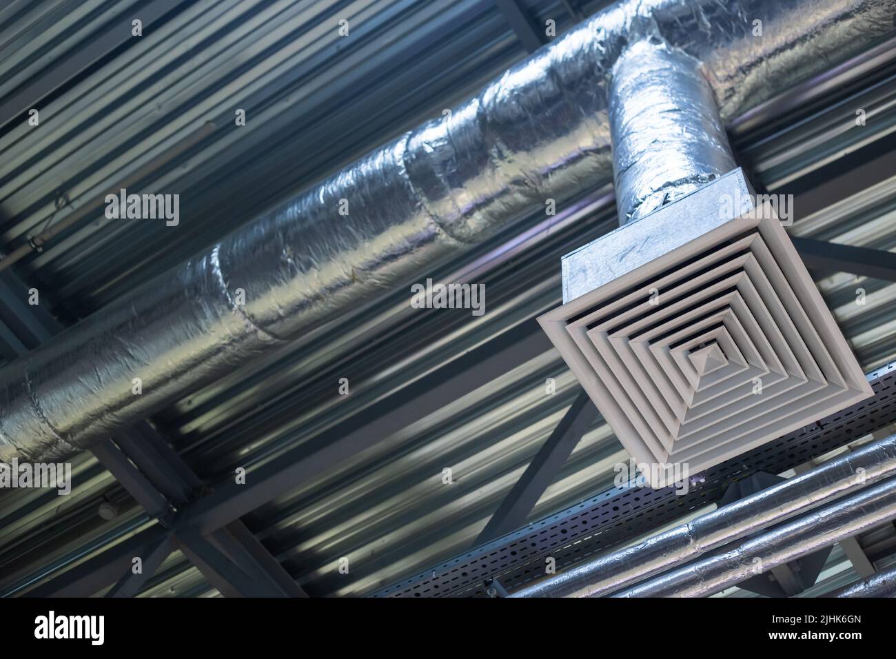 Rejilla de suministro para ventilación industrial en un edificio de  oficinas bajo el techo, comunicaciones de ingeniería hvac Fotografía de  stock - Alamy