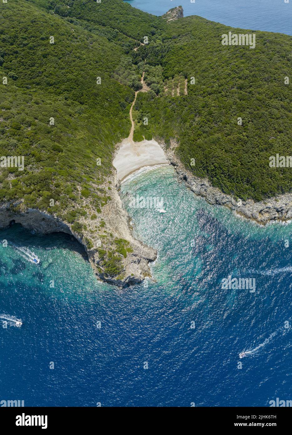 Vista aérea de la playa Dimitri Eliodoro, en la isla de Corfú. Grecia. Cerca de la única playa doble de Limni. Kerkyra Foto de stock