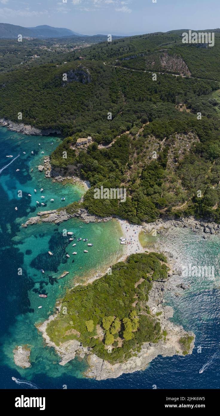 Vista aérea de Limni Beach Glyko, en la isla de Corfú. Grecia. Donde las dos playas están conectadas con el continente proporcionando un paisaje maravilloso Foto de stock