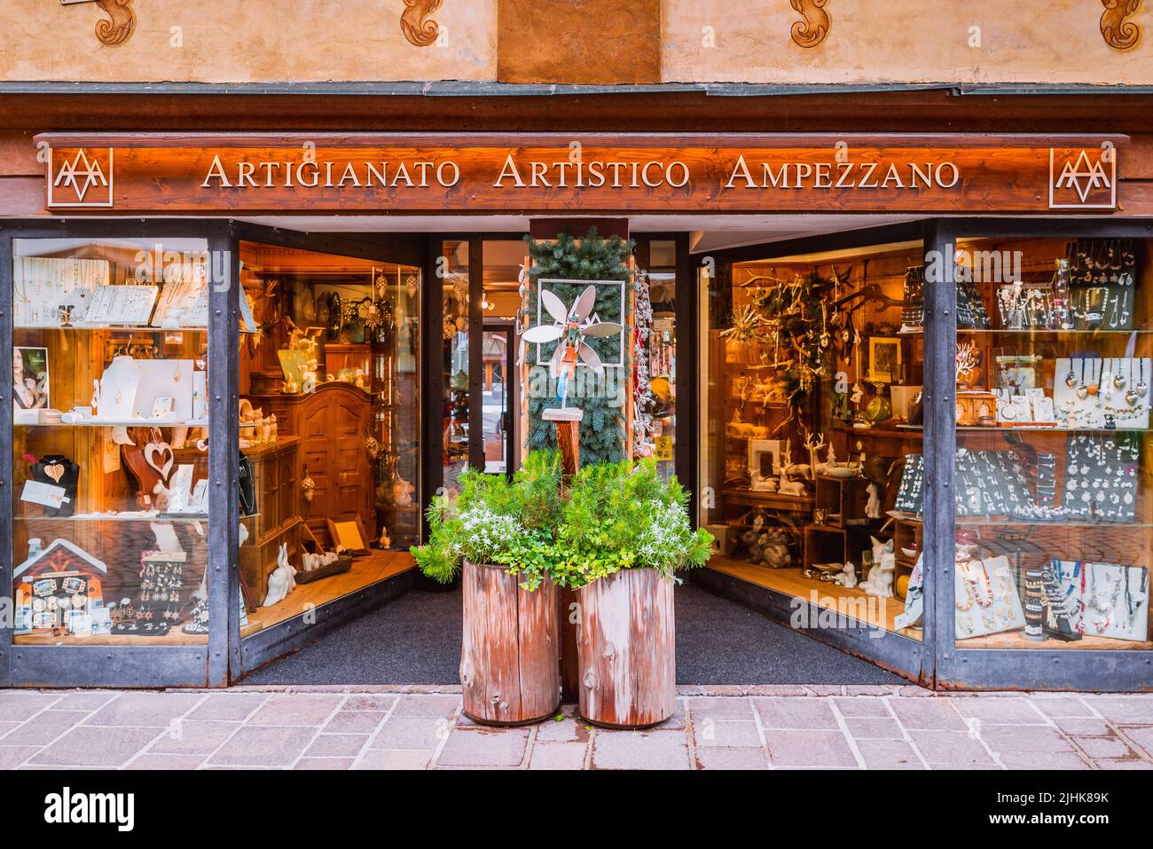Tienda de artesanía regional. Cortina d'Ampezzo, Provincia de Belluno, Véneto, Italia, Europa. Foto de stock