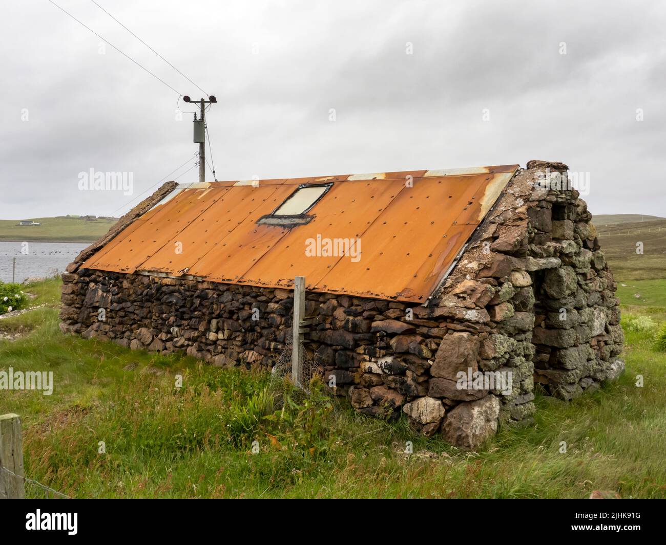 Un cobertizo con un techo metálico oxidado en Hamna Voe, Esha Ness, Shetland, Escocia, Reino Unido. Foto de stock