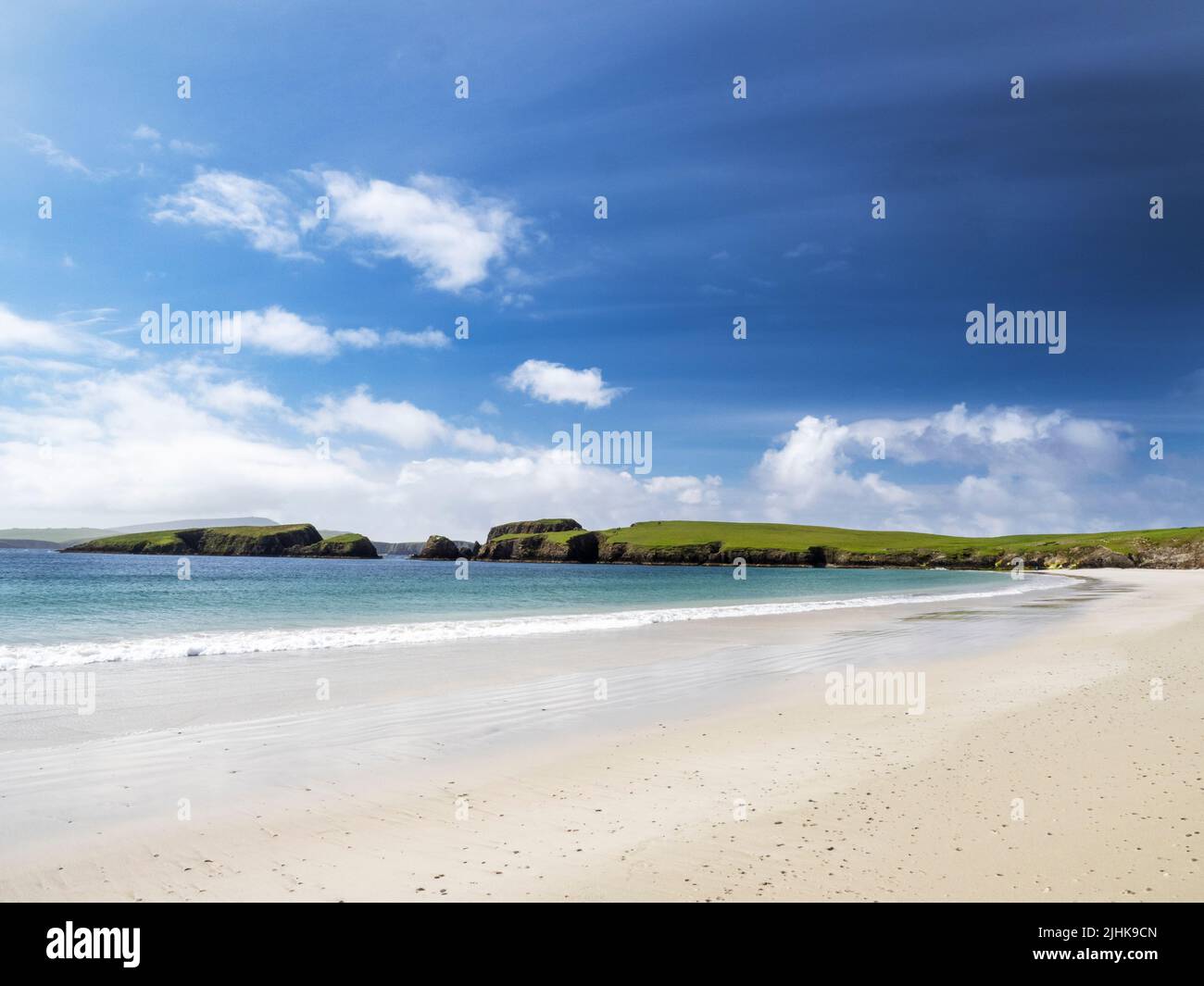Isla de St Ninian, Shetland, Escocia, Reino Unido Con el mejor ejemplo en el Reino Unido de un tomo, la playa, que conecta una isla con el continente. Foto de stock
