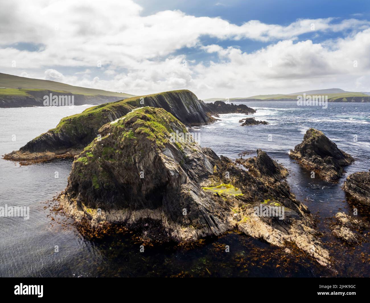 La escarpada costa sur de la isla de St Ninian, Shetland, Escocia, Reino Unido. Foto de stock