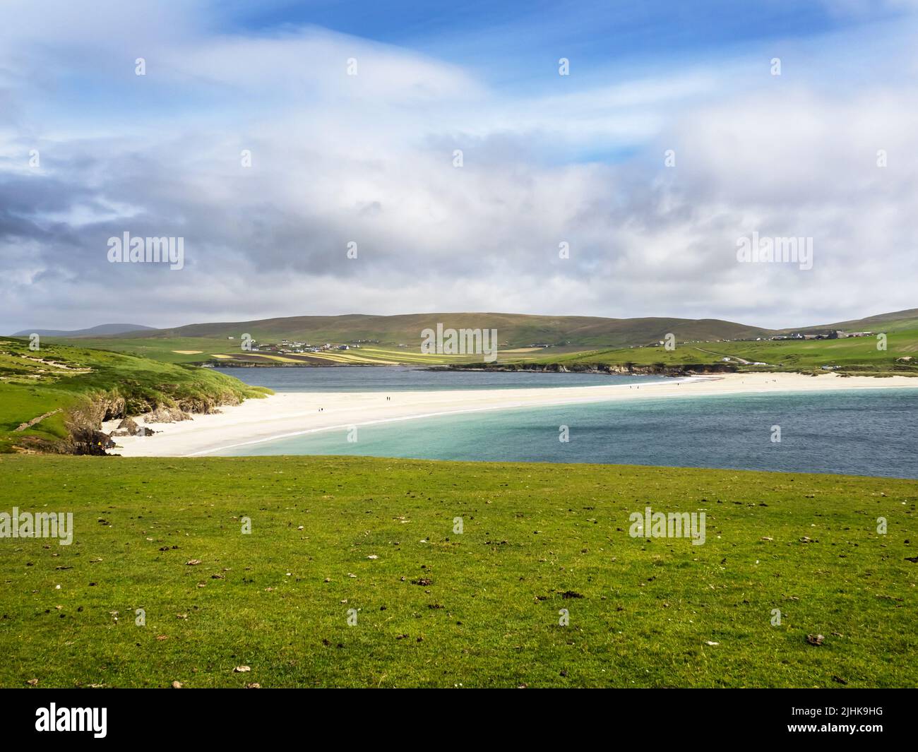 Mirando hacia Bigton desde St Ninian's Isle, Shetland, Escocia, Reino Unido con el mejor ejemplo en el Reino Unido de un tombolo, la playa, que conecta una isla y. Foto de stock
