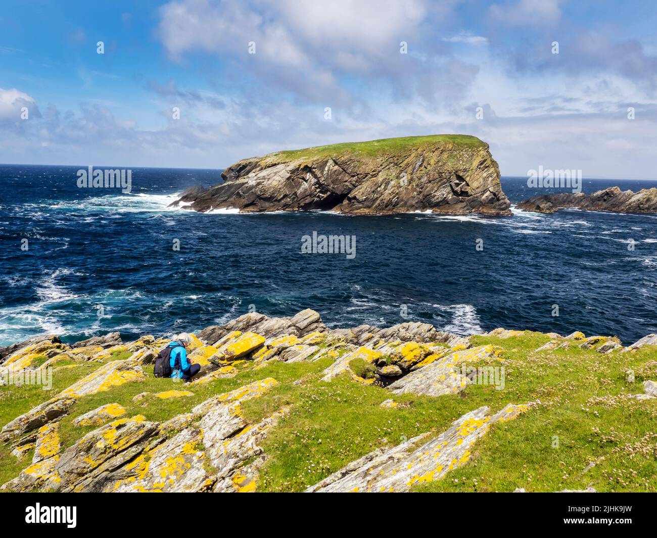 La escarpada costa oeste de la isla de St Ninian, Shetland, Escocia, Reino Unido, mirando a Hich Holm. Foto de stock