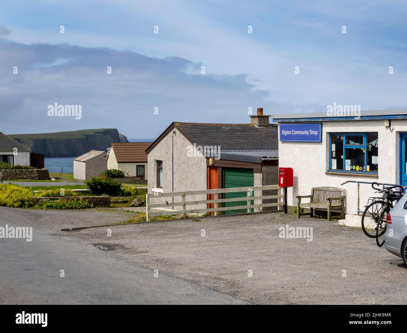 La tienda de la comunidad en Bigton mirando hacia la isla de St Ninian, Shetland, Escocia, Reino Unido. Foto de stock