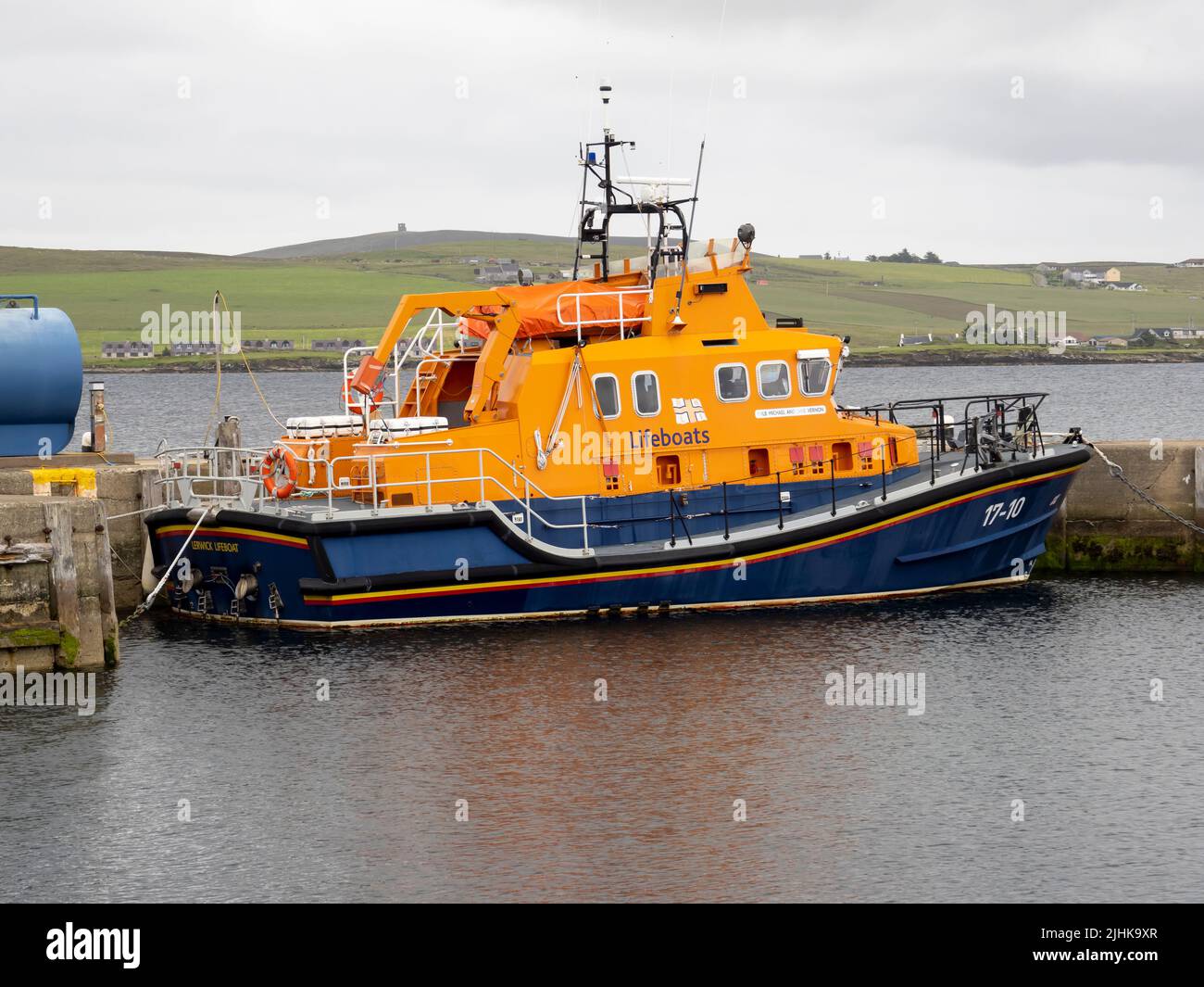El bote salvavidas de Lerwick en el puerto de Lerwick, Mainland Shetland, Escocia, Reino Unido. Foto de stock