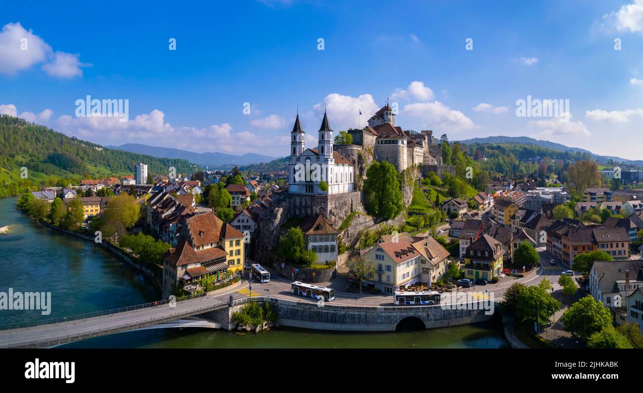 Suiza viajes y lugares de interés. Vista aérea de Aarburg. Antigua ciudad medieval con impresionante castillo y catedral sobre roca. Cantón Aargau, provincia de Berna Foto de stock