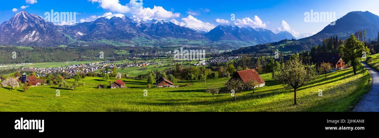 Suiza paisaje natural - típico pueblo tradicional con prados verdes y casas de madera cerca de la ciudad de Lucerna y el lago con impresionantes vistas de Pilatu Foto de stock