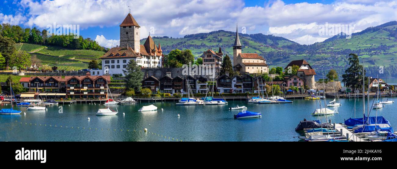 Pintoresco lago Thun y el pueblo de Spiez con su famoso castillo medieval y casco antiguo en los alpes en el Cantón de Berna en Suiza Foto de stock
