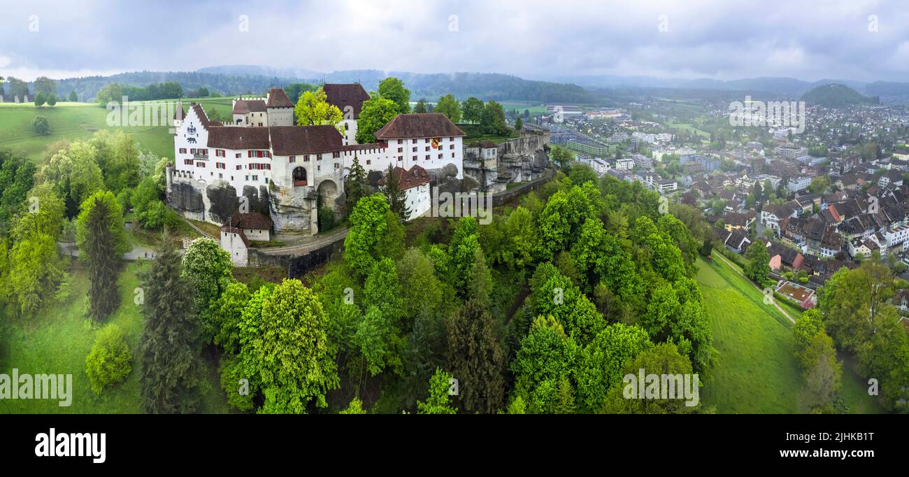 Grandes castillos medievales históricos de Suiza - Lenzburg en el cantón de Aargau, vista panorámica aérea Foto de stock