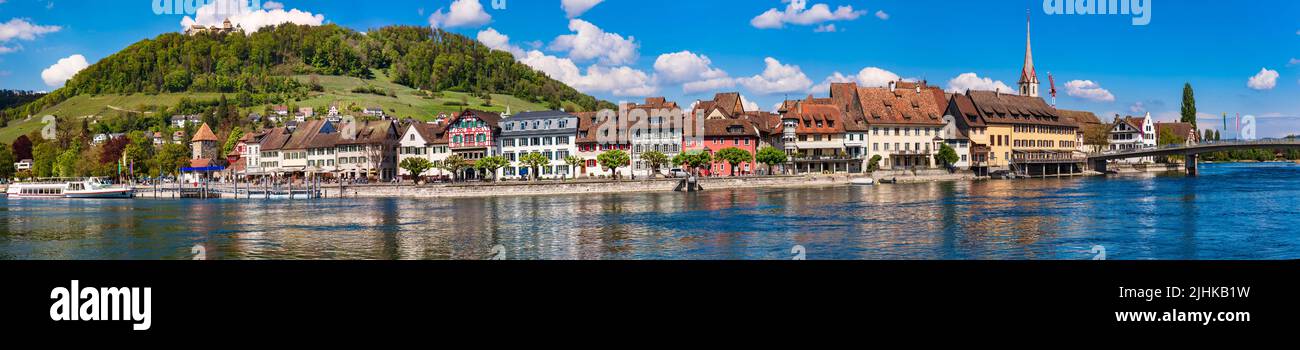 Vista panorámica del hermoso casco antiguo de Stein am Rhein en Suiza, frontera con Alemania. Destino turístico popular Foto de stock
