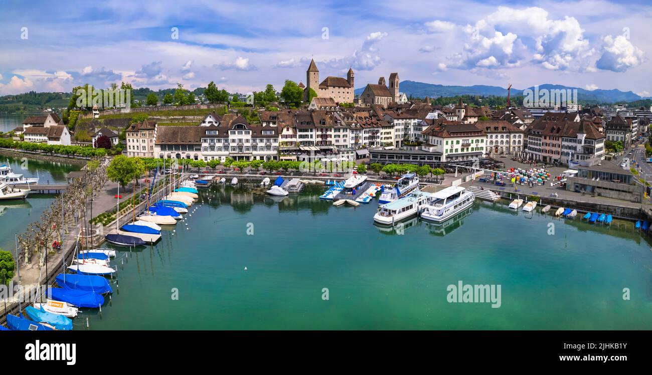 El casco antiguo medieval de Rapperswil-Jona y el castillo en el lago de Zurich, Suiza, es un popular destino turístico de Zurich Foto de stock