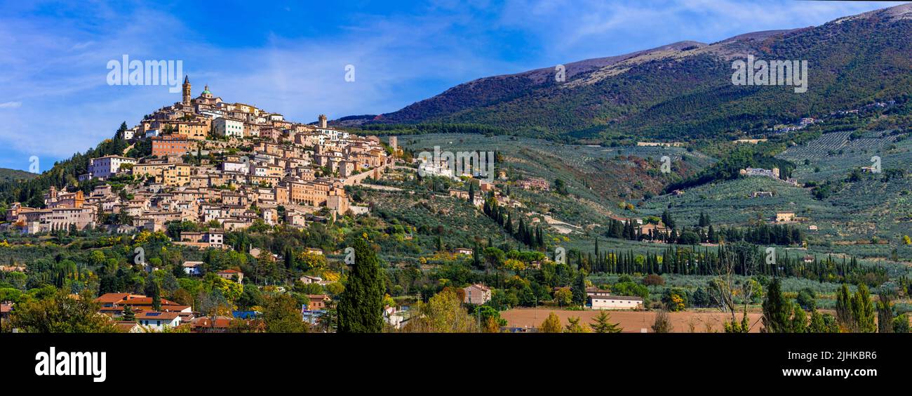 Paisaje pintoresco tradicional de Italia y famosos pueblos medievales en lo alto de la colina de Umbria - ciudad de Trevi, provincia de Perugia Foto de stock
