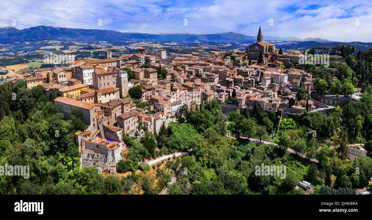 Italia tradicional- pintoresca ciudad medieval Todi en Umbría con un hermoso campo. Vista aérea panorámica Foto de stock