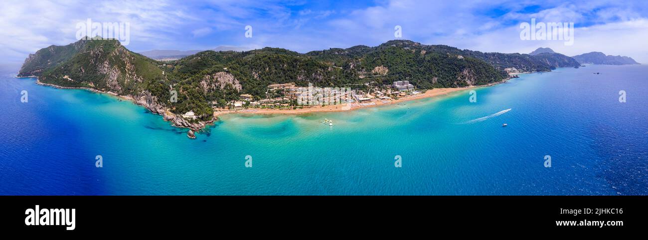 Vacaciones de verano en Grecia. Las mejores playas pintorescas de la isla de Corfú - vista panorámica aérea de Glyfada y la playa de Miriotissa en la parte occidental Foto de stock