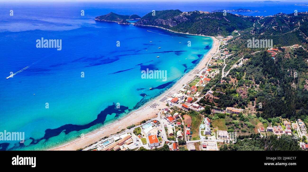 Las mejores playas pintorescas de la isla de Corfú - larga playa de Agios Georgios Pagon en la parte norte. Vista aérea. Grecia , Islas jónicas Foto de stock