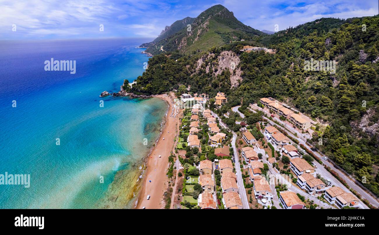 Vacaciones de verano en Grecia. Las mejores playas pintorescas de la isla de Corfú - vista panorámica aérea de la playa de Glyfada y el pueblo en la parte occidental Foto de stock