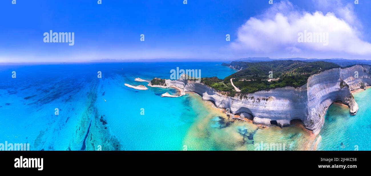 Las islas Jónicas de Grecia. Corfú hermoso. Vista aérea panorámica del impresionante cabo Drastis - paisaje de belleza natural con rocas blancas y turquesa wa Foto de stock