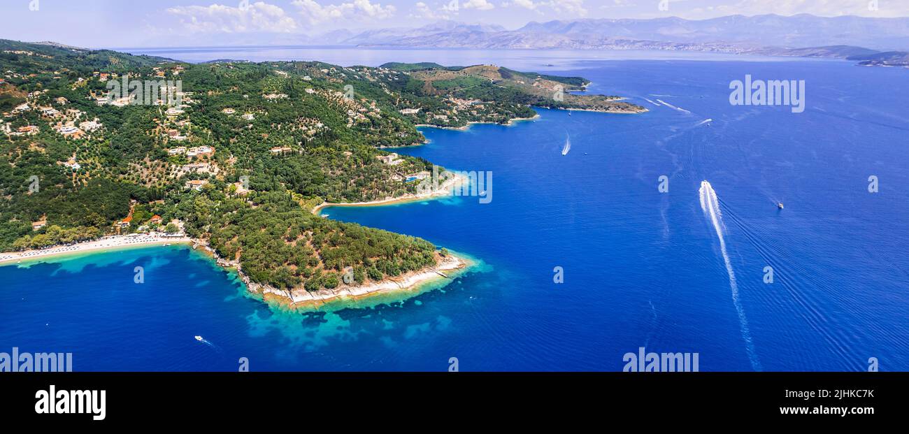 Impresionante paisaje natural de la isla de Corfú. Kerasi playa y vista aérea de la bahía, parte oriental frente a Albania. Grecia, Islas Jónicas Foto de stock