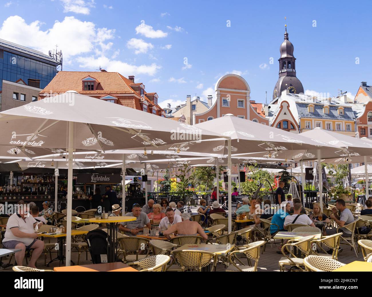 Restaurante Riga; gente sentada comiendo afuera en un restaurante en verano, Ciudad Vieja Riga, Riga Letonia, Europa Foto de stock