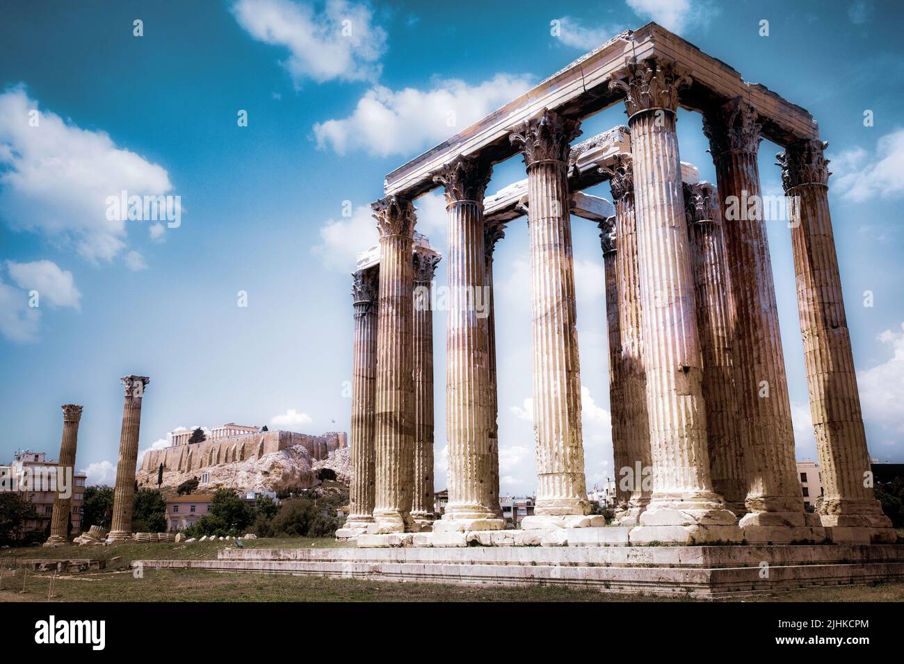 El Templo de Zeus Olímpico se encuentra debajo de la Acrópolis al fondo en Atenas, Grecia. Foto de stock
