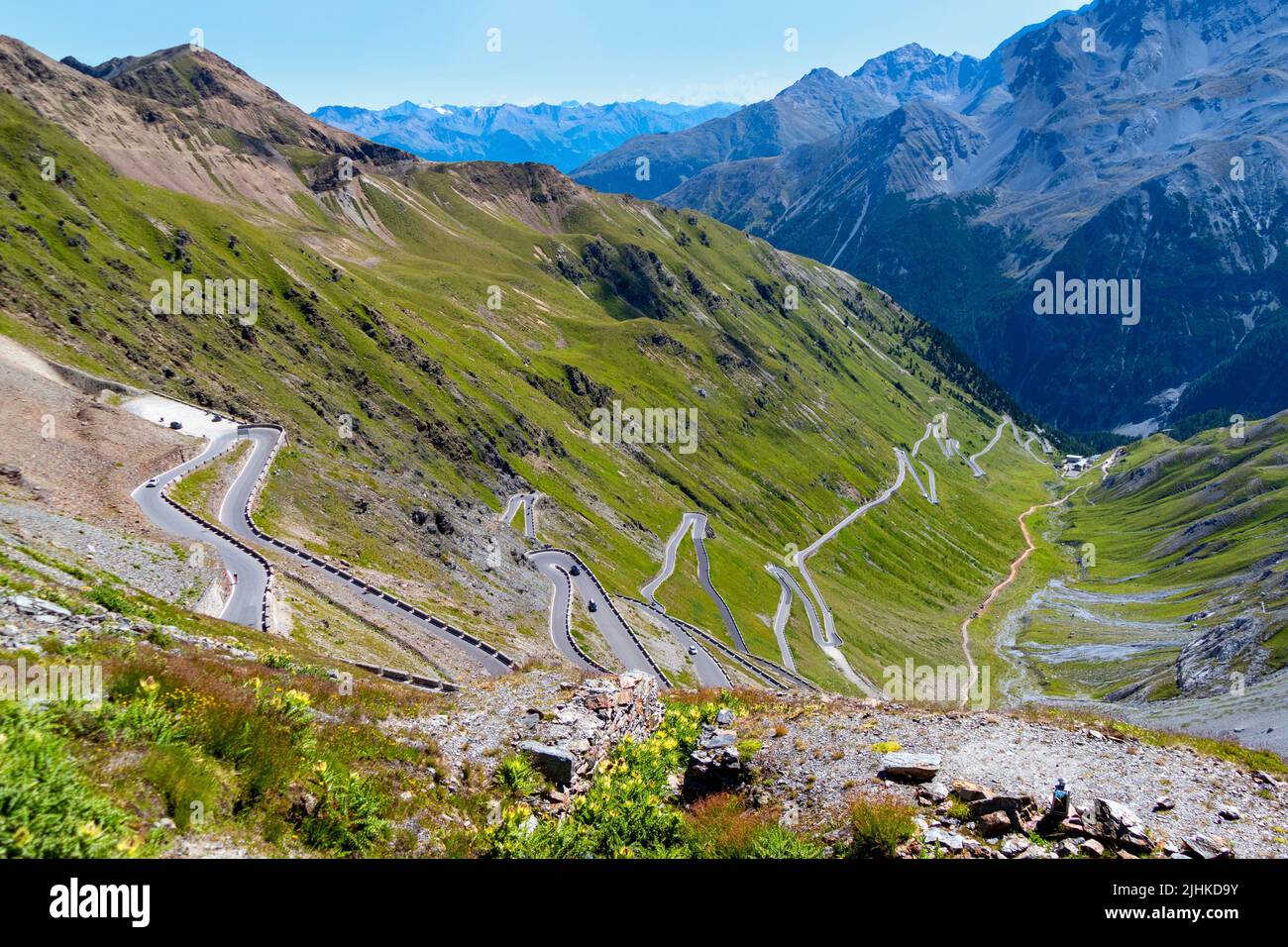 Stilfser Joch/Stelvio Pass Road a 2.758 metros con sus 48 curvas en las montañas de Ötztaler, Alpes del Este, Tirol del Sur, Italia. Foto de stock