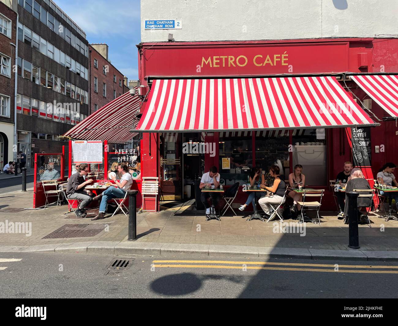 La gente cena en las calles del centro de Dublín. Se han emitido dos avisos meteorológicos para Irlanda, con temperaturas elevadas y tormentas eléctricas que golpearán Munster y Leinster. Fecha de la foto: Martes 19 de julio de 2022. Foto de stock