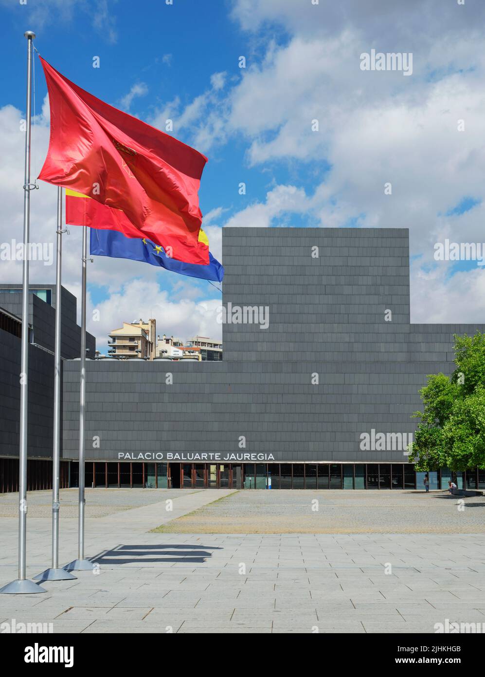 Pamplona, España - 23 de junio de 2022: Una vista de la plaza y la entrada al Palacio de Congresos y Auditorio Baluarte, un centro de convenciones y auditoriu Foto de stock