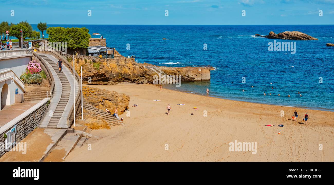 Biarritz, Francia - 24 de junio de 2022: Una vista de la playa Plage du Port Vieux en Biarritz, Francia, temprano en la mañana en un día de verano Foto de stock