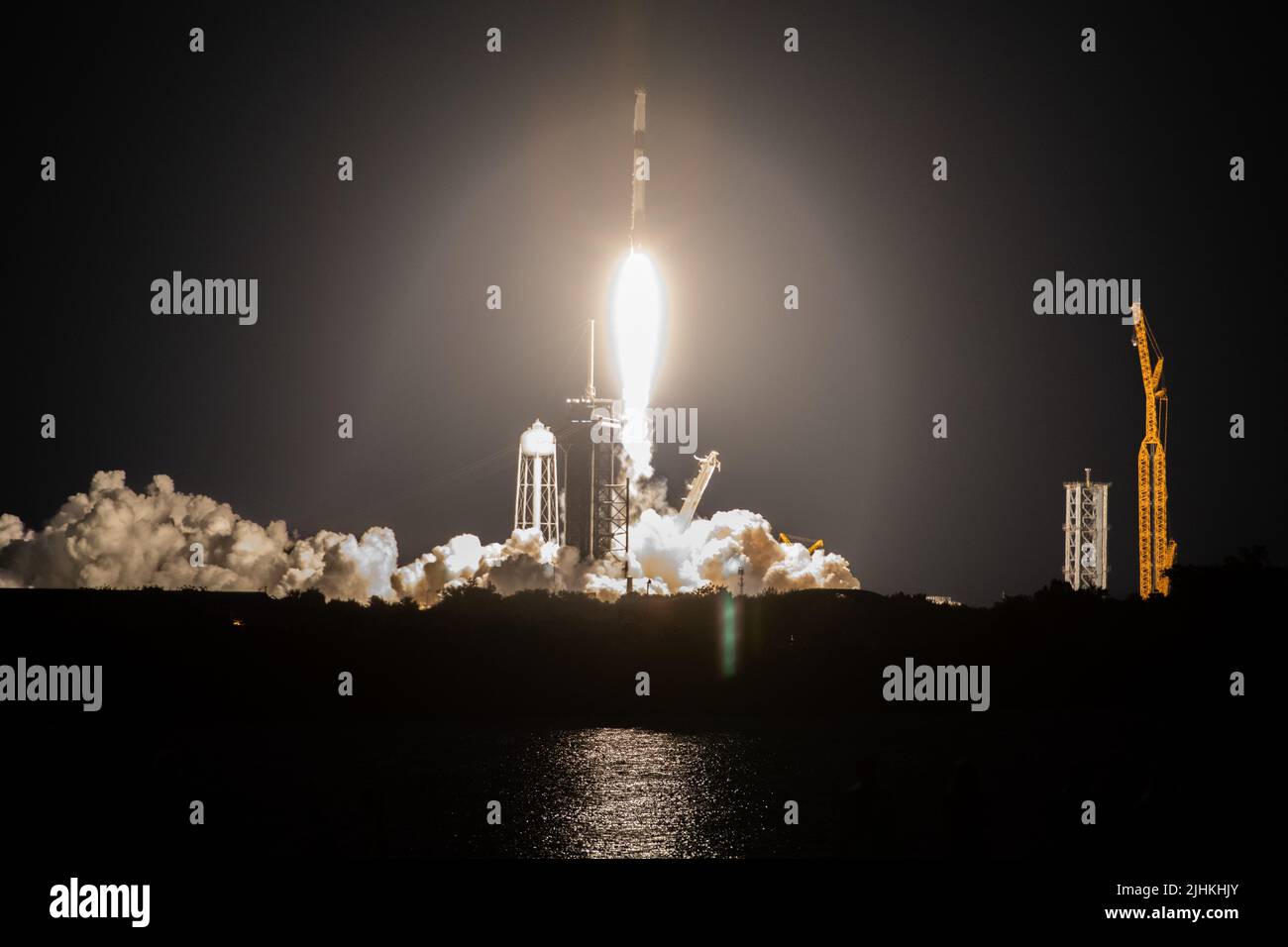 El cohete SpaceX Falcon 9 que lleva la cápsula de reabastecimiento Dragon se levanta del complejo de lanzamiento 39A en el Centro Espacial Kennedy el 14 de julio de 2022 en Cabo Cañaveral, Florida. La nave espacial no tripulada transporta más de 5.800 libras de carga, incluyendo experimentos científicos, alimentos frescos y suministros para la tripulación de la Expedición 67 a bordo de la Estación Espacial Internacional. Foto de stock