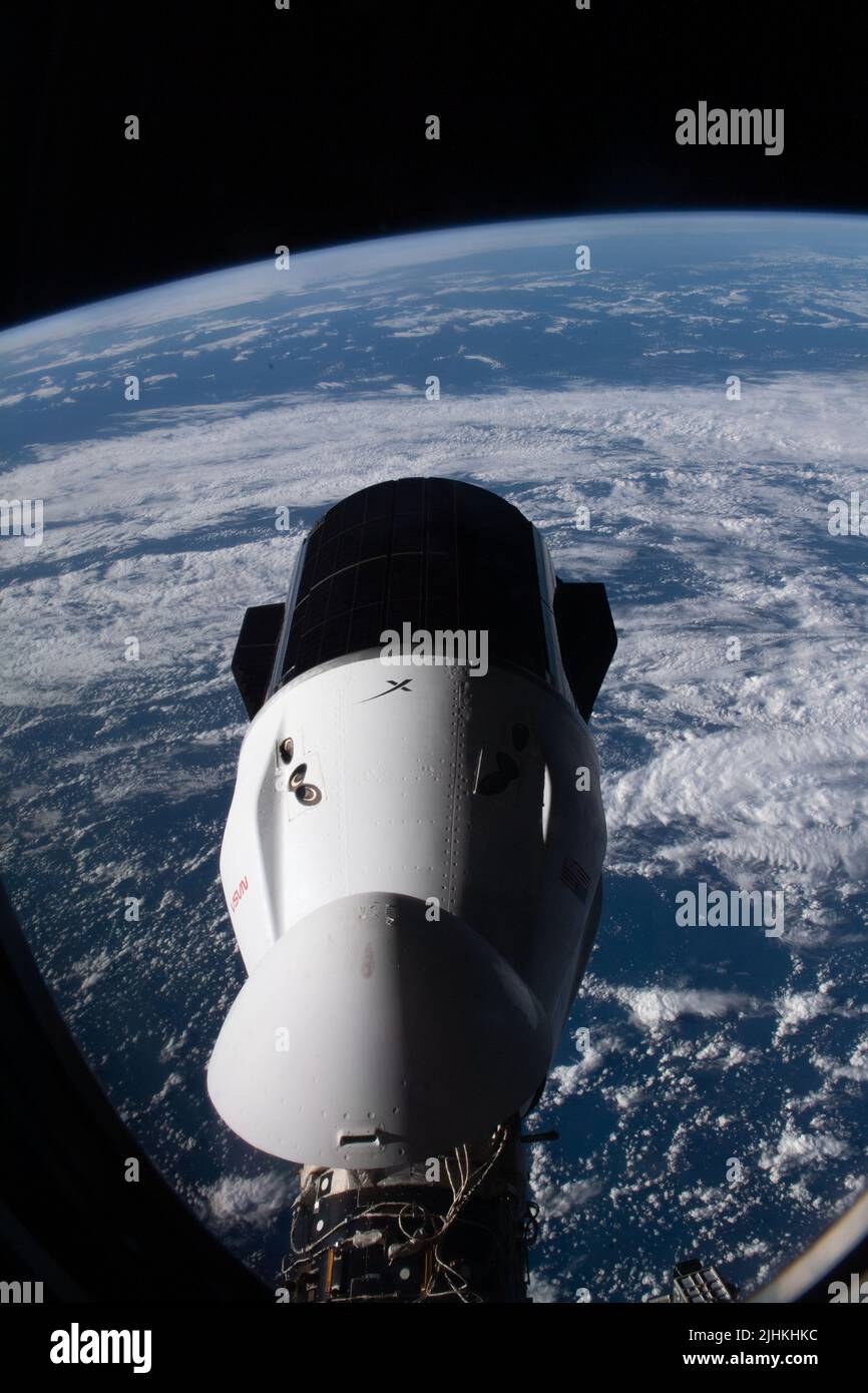 La nave espacial de reabastecimiento no tripulado SpaceX Dragon, se acerca a la Estación Espacial Internacional para acoplarse con el puerto de avance del módulo Harmony, 16 de julio de 2022 en órbita terrestre. El buque de carga lleva más de 5.800 libras de alimentos frescos y suministros para la tripulación de experimentos científicos para los siete miembros de la tripulación de la Expedición 67. Foto de stock
