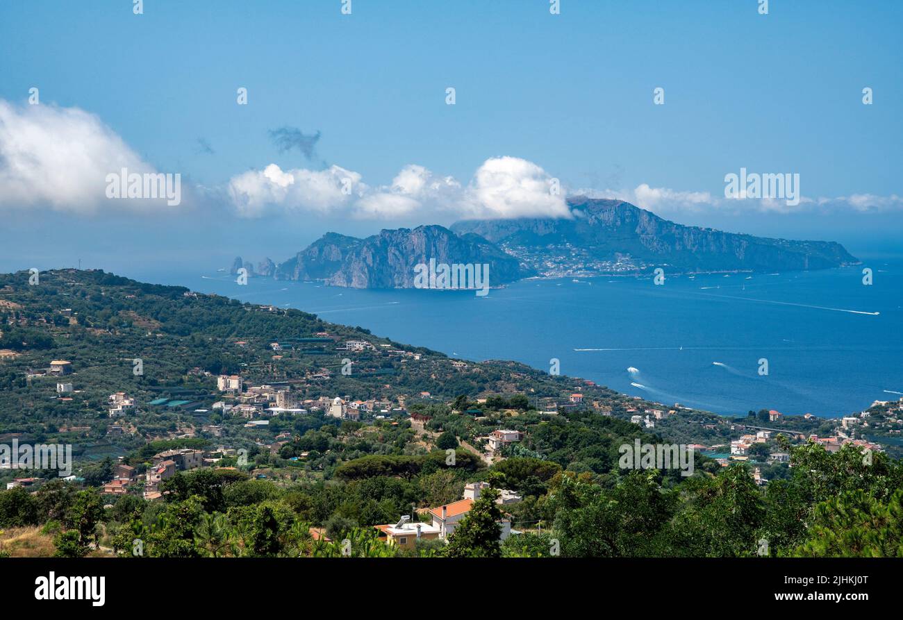 Vistas desde la azotea del monasterio del desierto en Sant'Agata sui due Golfi Sorrento Italia mirando hacia la isla de Capri Foto de stock