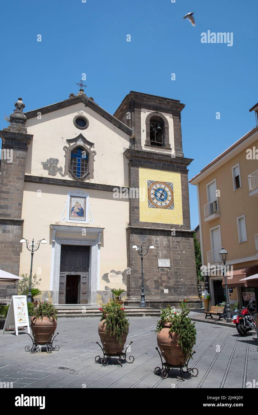 Iglesia en la ciudad de Sant' Agata sui due Golfi, Campania, Italia. Península Sorrentina. Italia. Foto de stock