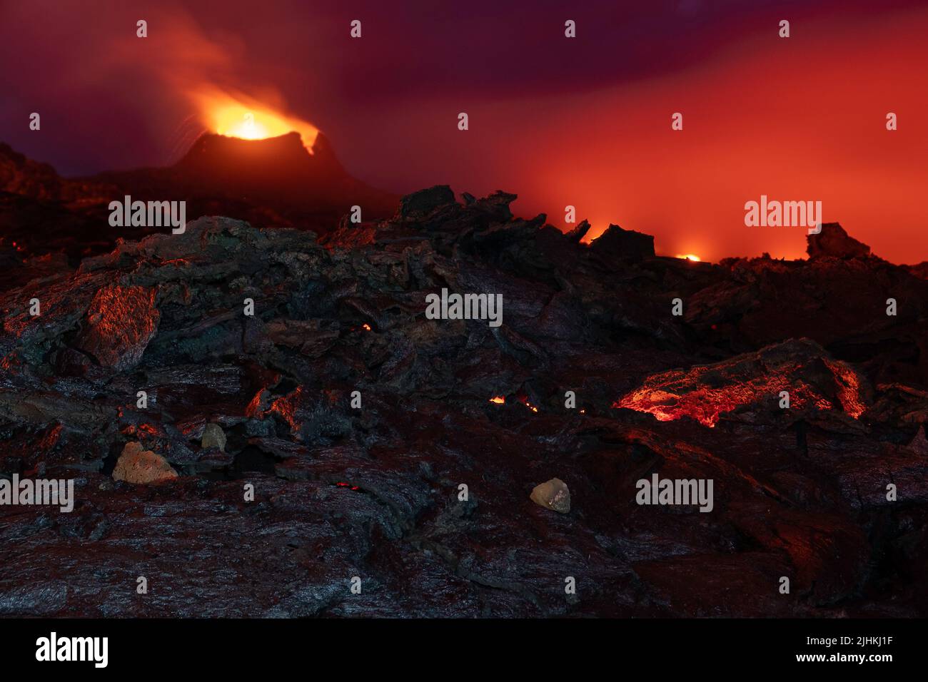 Fotografía sombría y aterradora de la erupción en Islandia en 2021, los colores y los escenarios recuerdan cómo podría ser el infierno Foto de stock