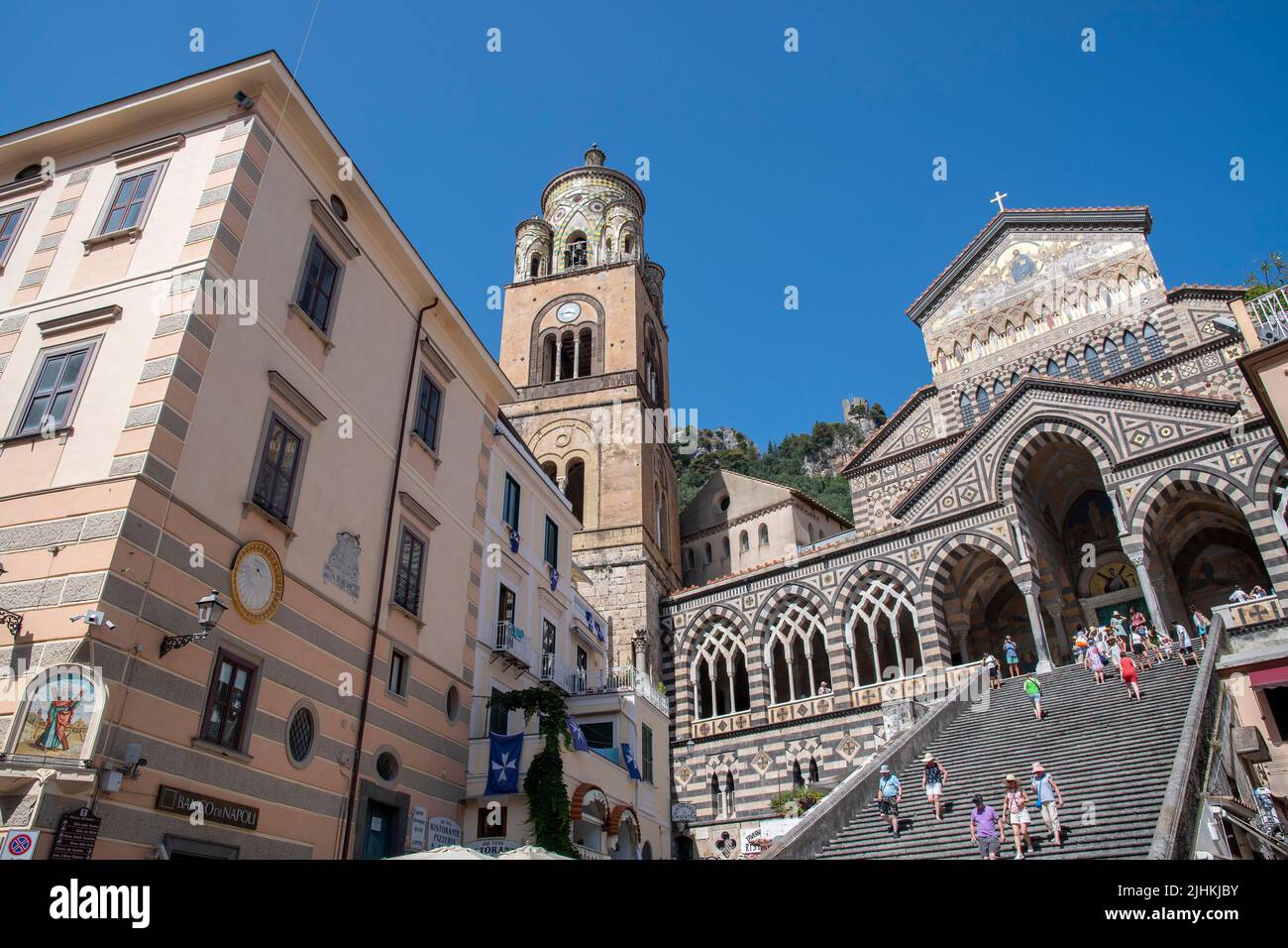 La ciudad de Amalfi, declarada Patrimonio de la Humanidad por la UNESCO, es una ciudad en un espectacular entorno natural que muestra la Catedral de San Andrés, la Piazza del Duomo, Foto de stock