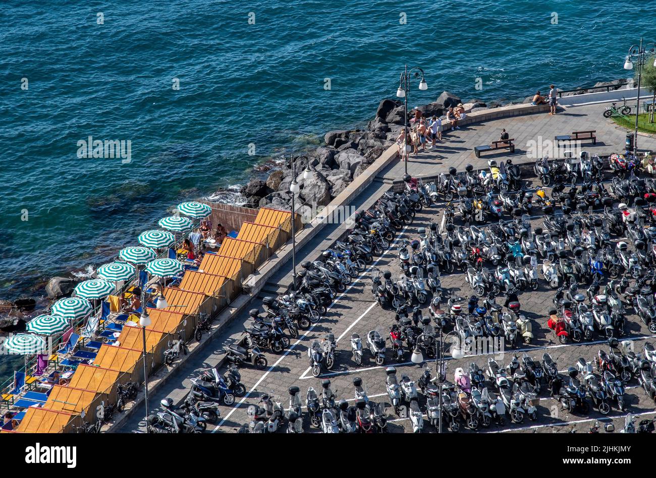 Vistas de las motos y scooters estacionadas en la ciudad costera de Sorrento en el suroeste de Italia, frente a la Bahía de Nápoles en la Península Sorrentina. Italia. Foto de stock