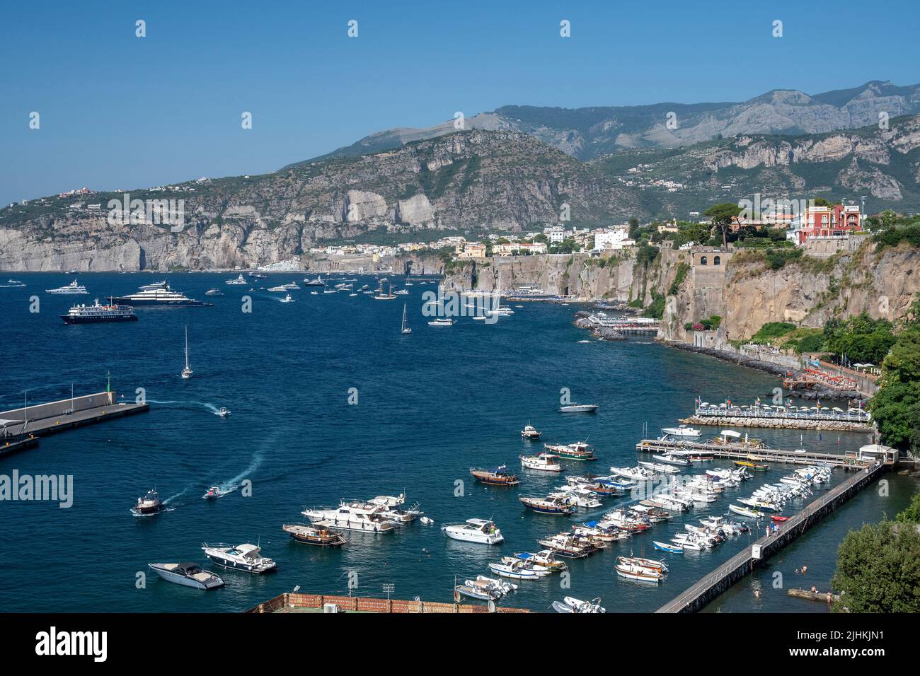 Vistas de Sorrento Una ciudad costera en el suroeste de Italia, frente a la Bahía de Nápoles en la Península Sorrentina. Italia. Foto de stock