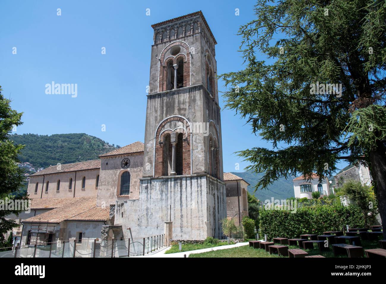 El campanario de la catedral se cierne sobre los rascacielos en la hermosa ciudad de Ravello, en la costa de Amalfi, Italia. Foto de stock