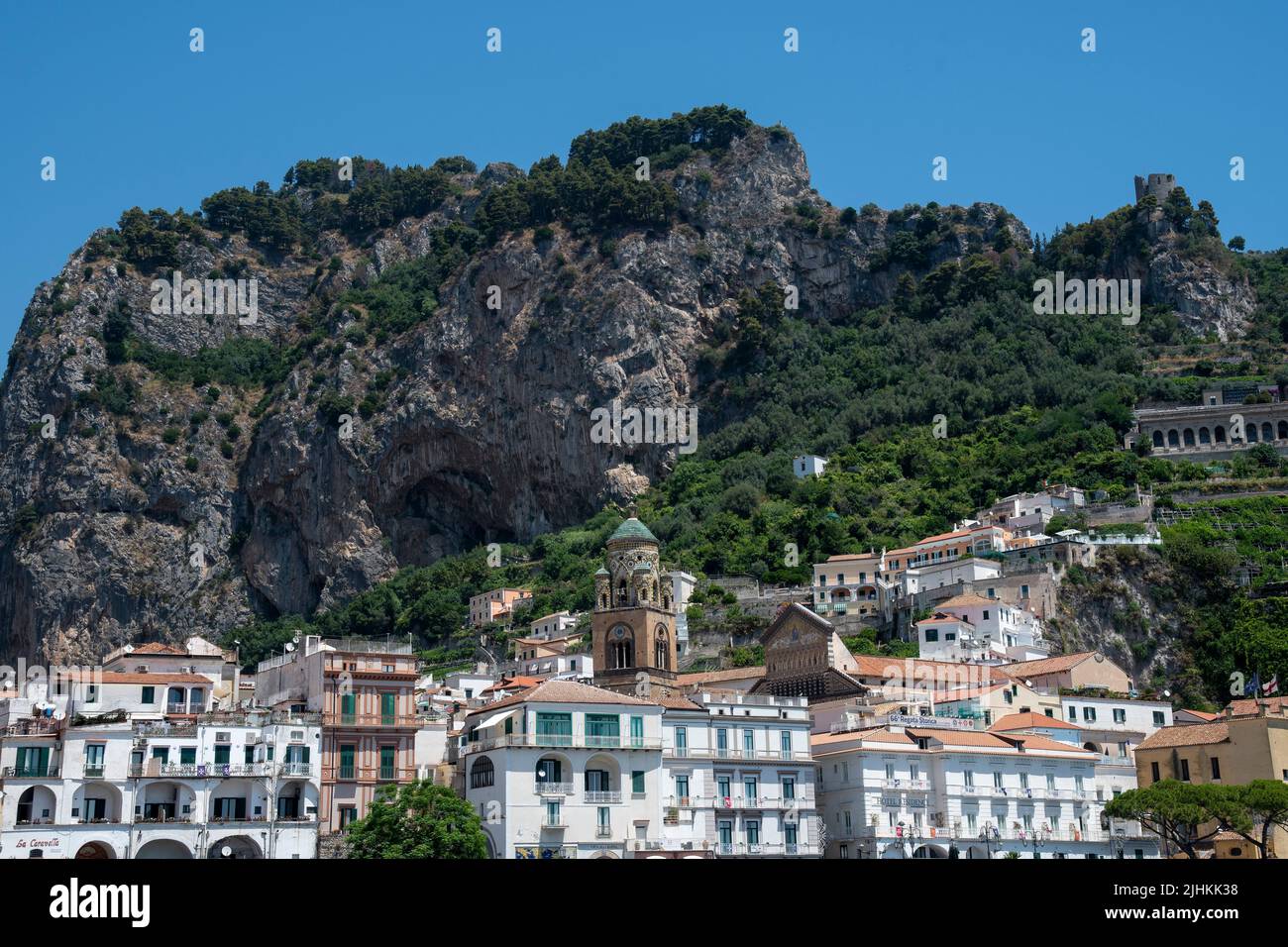 La ciudad de Amalfi, declarada Patrimonio de la Humanidad por la UNESCO, una ciudad en un espectacular entorno natural que muestra la Catedral de San Andrés, Foto de stock