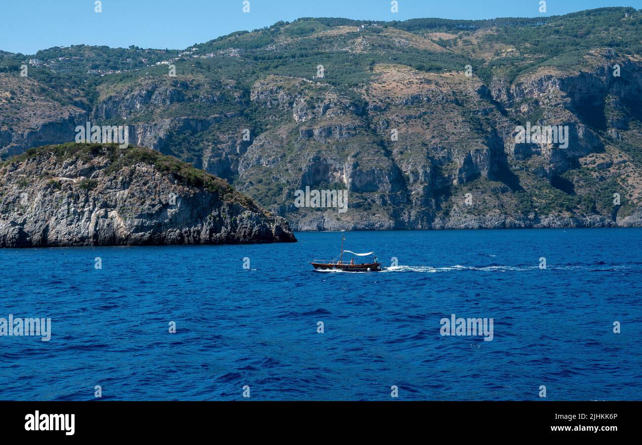 Vista del ferry en la costa de Amalfi de Italia desde Positano hasta el puerto de Sorrento Foto de stock