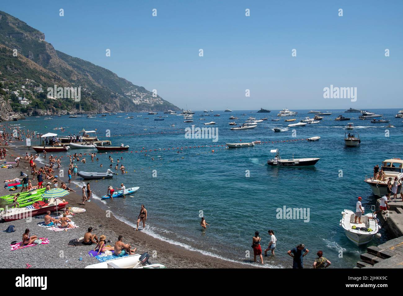 Positano es un pueblo junto al acantilado en la costa de Amalfi, en el sur de Italia. Foto de stock