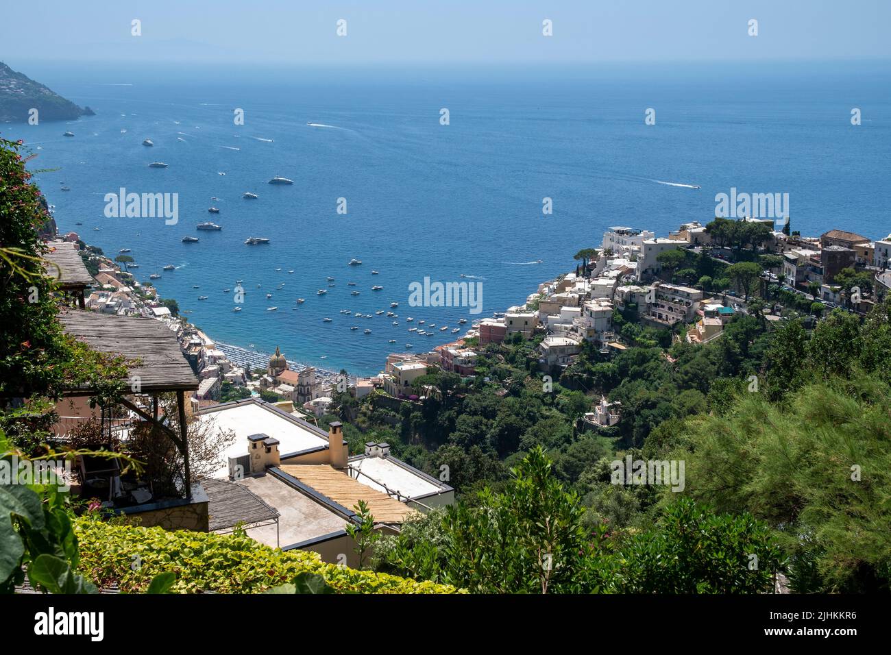 Positano es un pueblo junto al acantilado en la costa de Amalfi, en el sur de Italia. Foto de stock