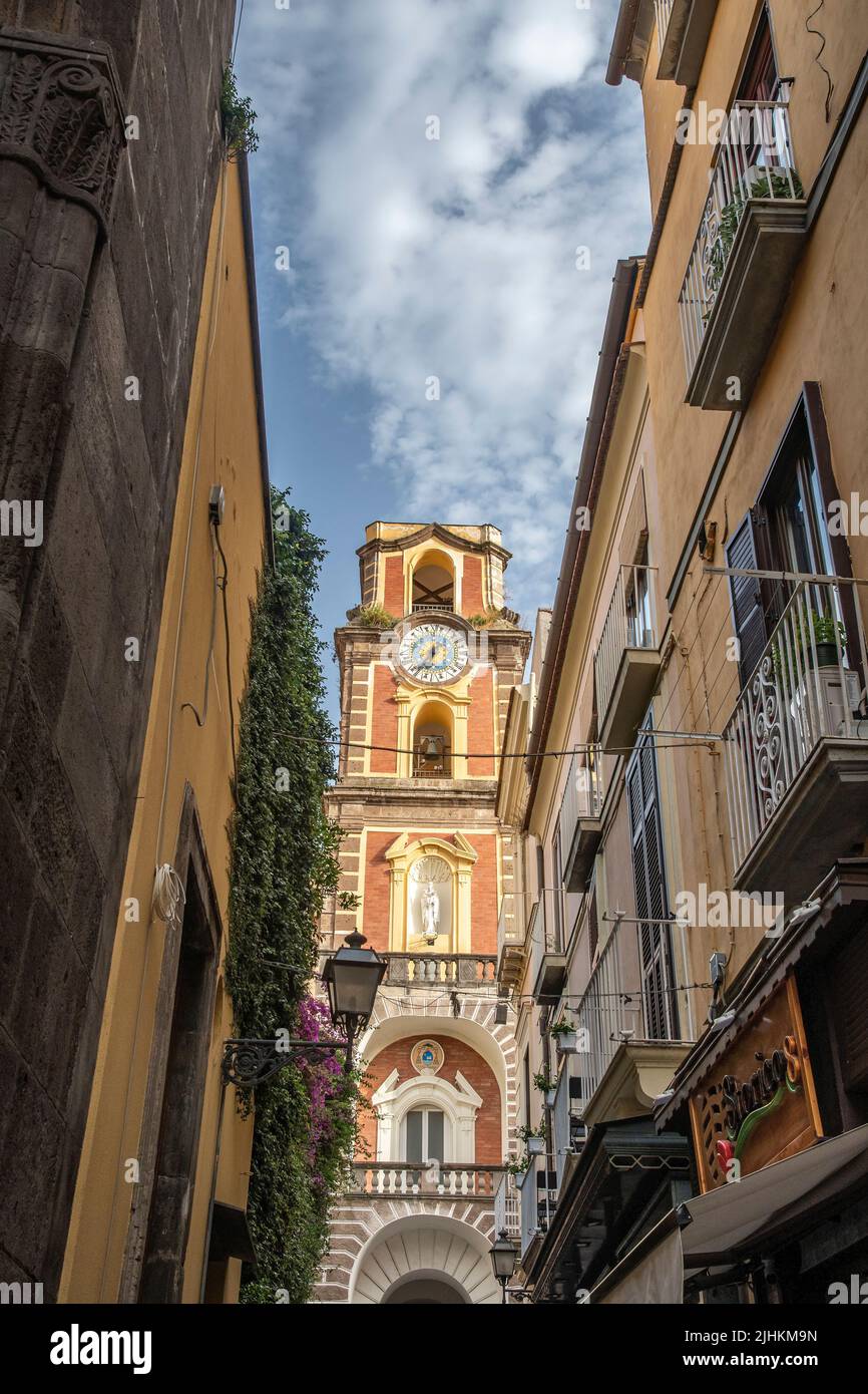 La Catedral Tower-Bishop Bell's Palace en Sorrento, un pueblo con vistas a la bahía de Nápoles, en el sur de Italia. Foto de stock