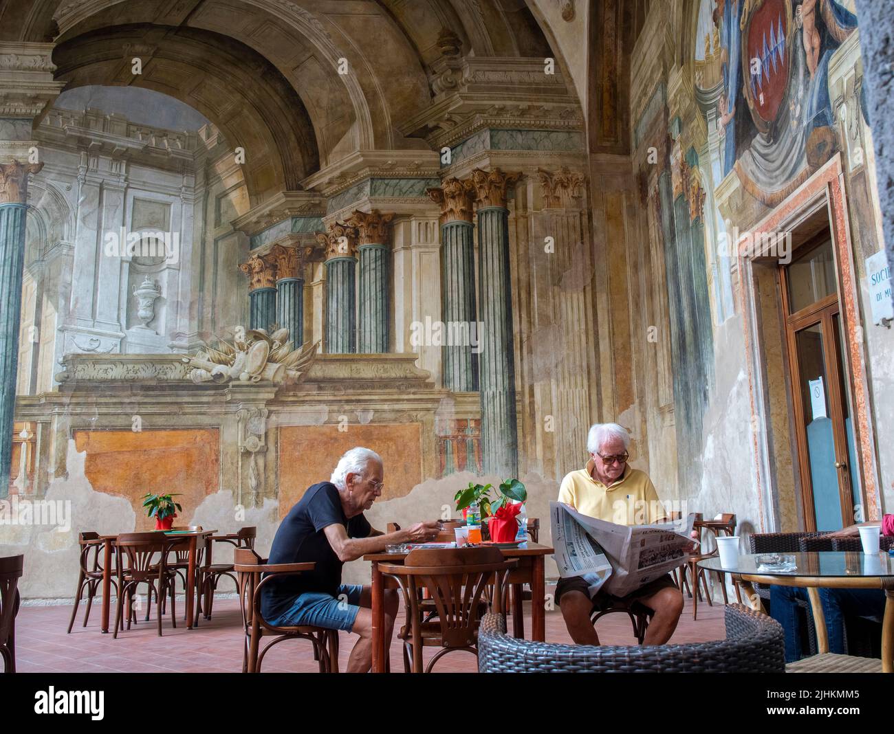 Los caballeros italianos se relajan en Sedile Dominova, un edificio histórico con frescos originales que ahora funciona como un club de hombres en funcionamiento, Sorrento, Italia. Foto de stock