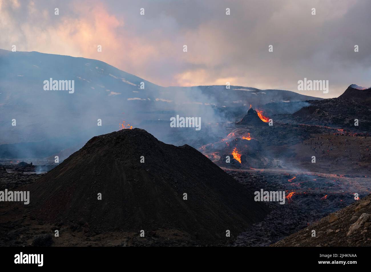 La erupción en Islandia durante la primavera de 2021, la diferencia de calor intensa en el aire causando distorsión, montón de personas acerca de mostrar la escala de natur Foto de stock