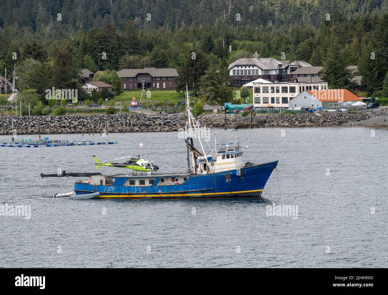 Sitka, AK - 8 de junio de 2022: Barco de investigación ártico firme anclado en la bahía de Sitka en Alaska Foto de stock
