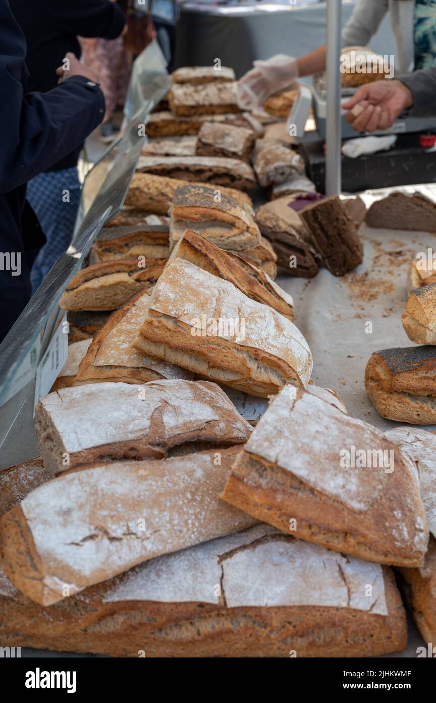 Masa agria bio pan hecho con levadura natural y cocido en estufa de madera para la venta en el mercado en Provenza, Francia Foto de stock