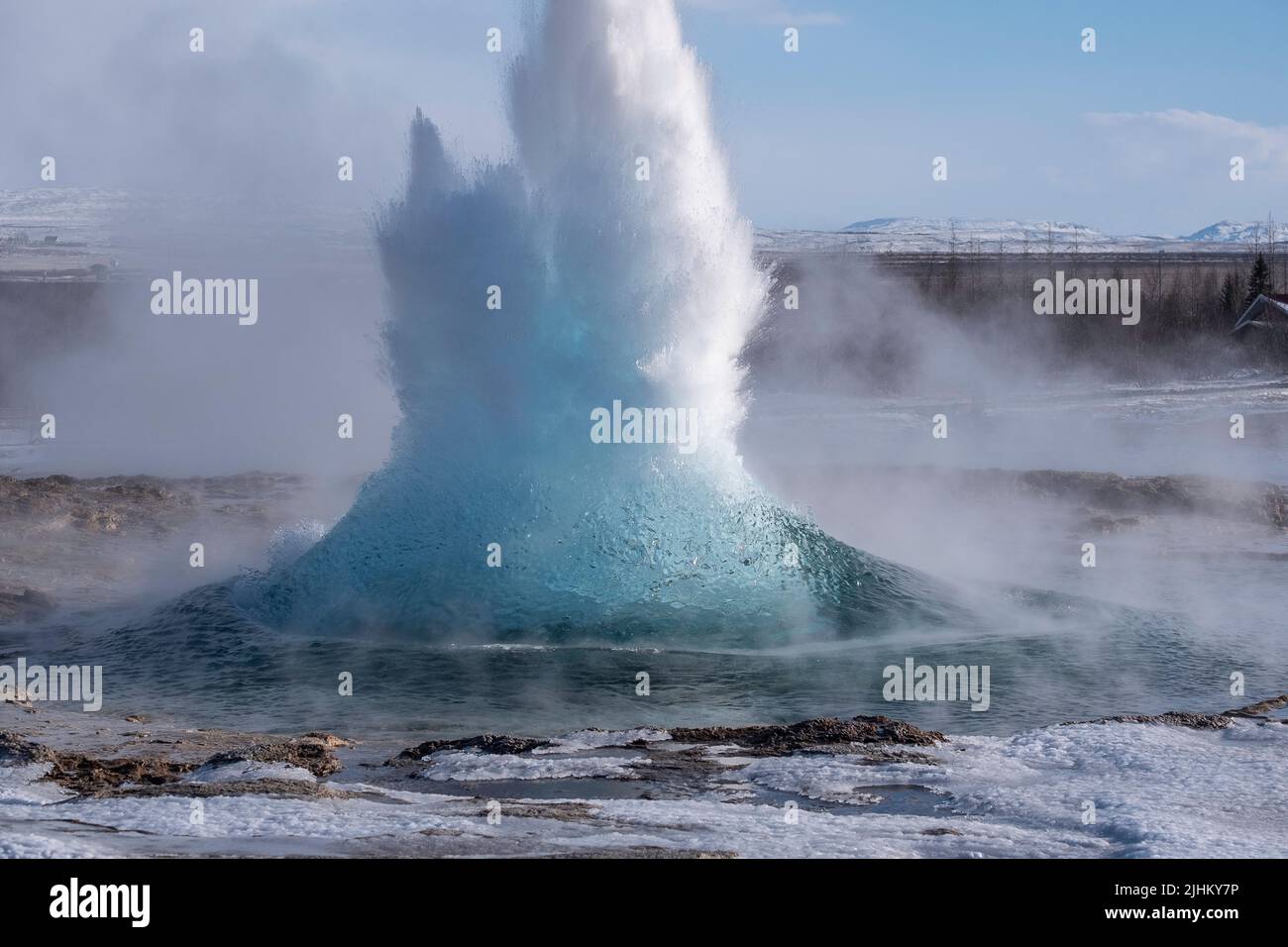 Geiser Strokkur en Islandia en erupción, filmado durante el invierno con nadie alrededor Foto de stock